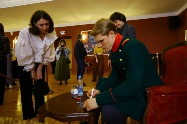 Кирилл Зайцев чувствовал себя "героем нашего времени", раздавая автографы в фойе областного драмтеатра.