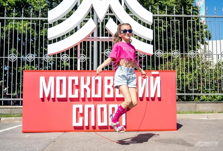 Будущие чемпионы не отставали от взрослых: юные участники фестиваля под руководством тренеров осваивали базу прыжковых дисциплин, делая первые шаги (и прыжки) в большом спорте.
