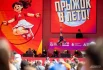 Особое внимание уделили грации и силе: мастера воздушной гимнастики продемонстрировали сложные элементы на открытом воздухе, собрав сотни восторженных зрителей.