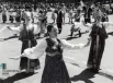 Участники самодеятельных коллективов на празднике в день 275-летия Перми около Драмтеатра, 11 июня 1998 г. / Фотограф: М. Загуляев 
