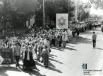 Участники шествия, представители городов Пермской области, в день 275-летия Перми на улице Сибирской, 11 июня 1998 г. / Фотограф: М. Загуляев 