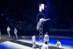 Акробаты из Китая в номере Time — Hoop Diving доказали, что через обручи можно не только прыгать, в них можно буквально «нырять». Во время фестиваля один из артистов труппы установил мировой рекорд, прыгнув в кольцо на высоте более трех метров. «Золотой идол» — заслуженная награда китайских мастеров.