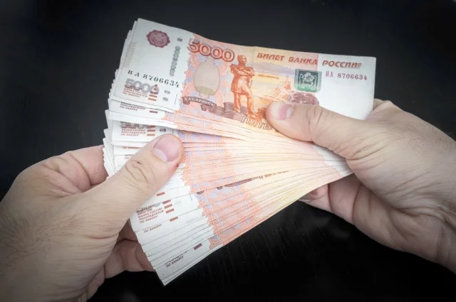 В первый рабочий день короткой недели доллар торгуется на уровне 73,49 рубля, евро — 85,56 рубля, юань — 10,85 рубля.