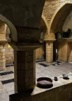 Арки держат сотни и сотни лет стены этого склепа, оставаясь первозданно красивыми.