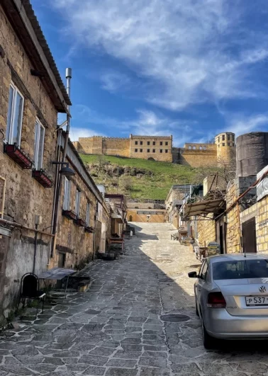 А так крепость выглядит со стороны старинных улиц города.