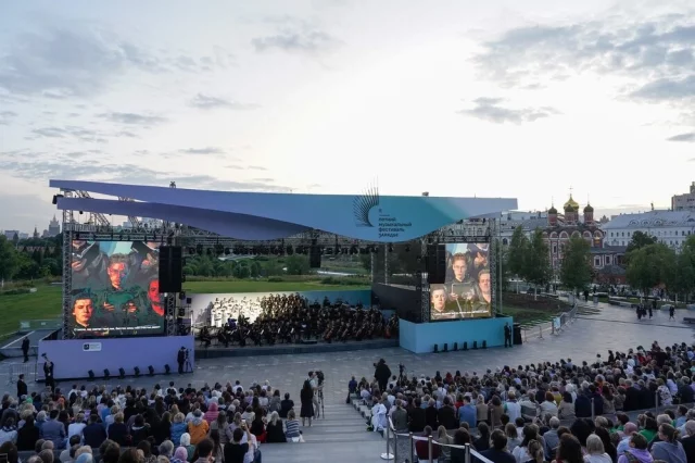 Для горожан и гостей столицы прозвучат симфоническая классика, любимые мелодии под открытым небом и торжественные марши военных оркестров. 