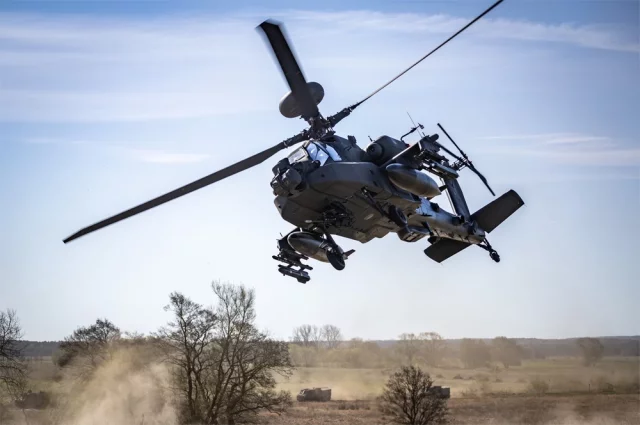 Ударный вертолет США AH-64 Apache потерпел крушение, два члена экипажа были спасены.