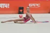 Все девушки демонстрируют свое мастерство в индивидуальных программах.