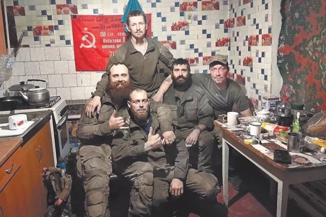 Фото сделано через несколько часов после возвращения. Стоит «Рэд», ниже всех сидит «Седой», в кепке – «Тиман», рядом с ним «Кызыл», с самой большой бородой – «Лучик».