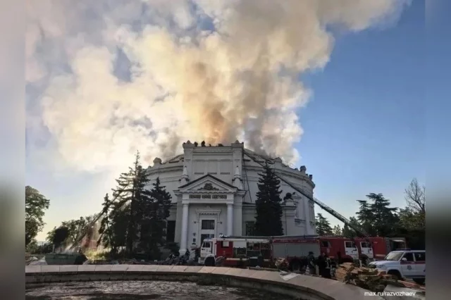 Горит здание Панорамы в Севастополе.