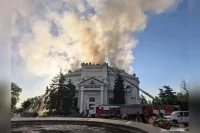 Горит здание Панорамы в Севастополе.