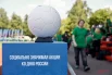 Каждый участник держал в руках футбольный мяч. Позже спортивный инвентарь передадут в детские дома и интернаты.