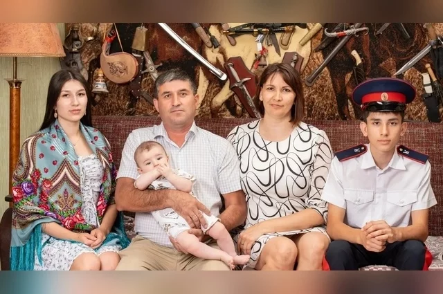 В дружной семье Идриса и Анны Идрисовых растёт дочь и двое сыновей. 