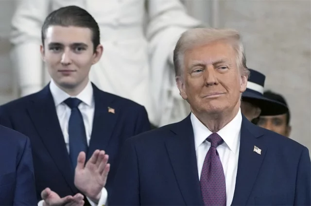 Президент США Дональд Трамп с сыном Бэрроном Трампом.