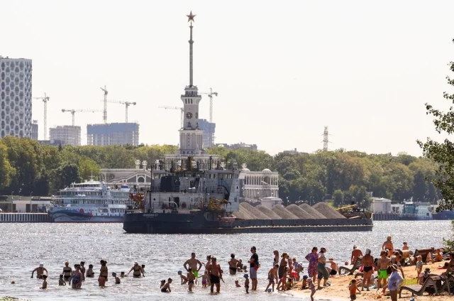 Не стоит плавать в местах, которые официально не разрешены для купания. Там вас подстерегают не только бактерии, но и коварное дно: осколки стекла, бетонные плиты или острая арматура под водой.