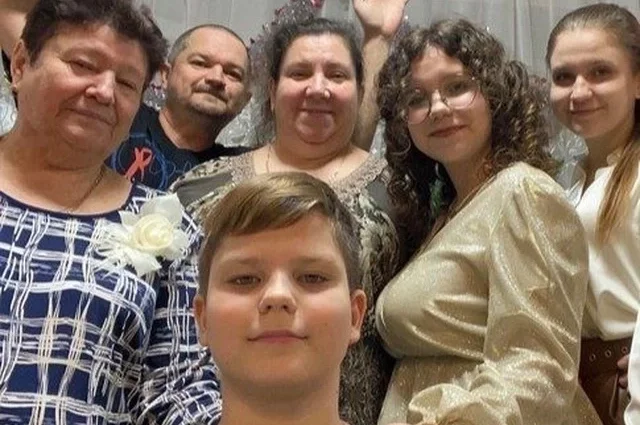 Муж, две дочки и сын помогают всегда и во всём.