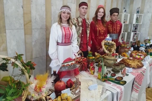 Вот такие столы встречали женихов и невест в день открытия свадебного сезона. 
