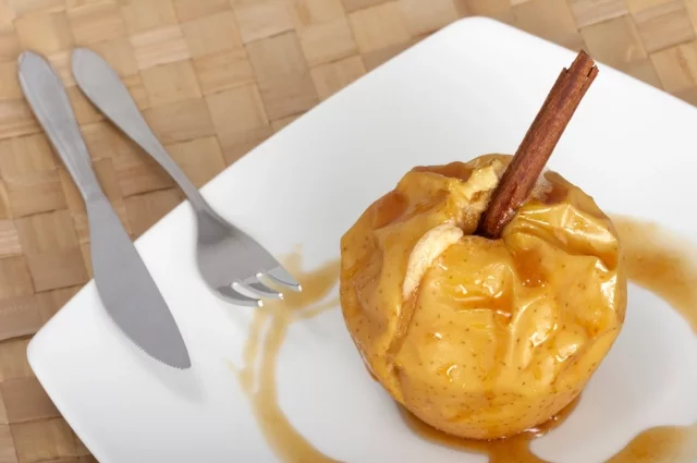 После запекания яблоко становится мягким, ароматным и по вкусу напоминает десерт.