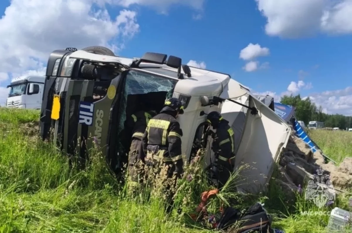 Брянские спасатели деблокировали пострадавшего в ДТП с грузовиком на А-240