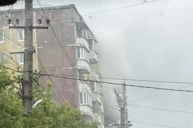 Из окон шёл густой дым.