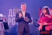 Глава города Эдуард Соснин вручил памятные медали за вклад в развитие и продвижение города в социально-культурной, научной и промышленной сферах и передал символический ключ от празднования Дня города. 
