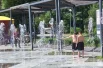 Возможно, гостей праздника было мало из-за жары. От неё те, кто помладше, спасались под струями сухого фонтана.