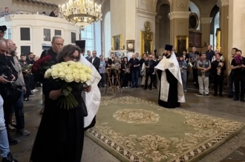 Попрощаться с Людмилой Алексеевной пришли первые лица города и известные деятели культуры.