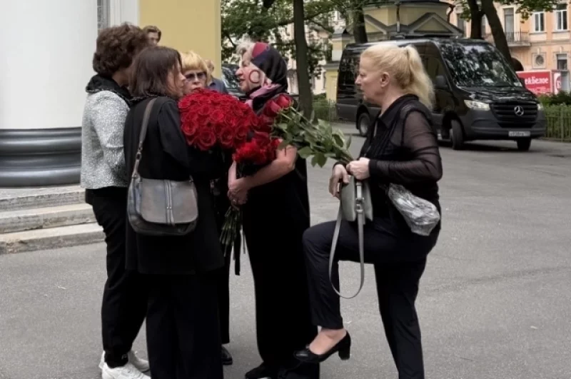 Люди начали приходить задолго до начала церемонии.