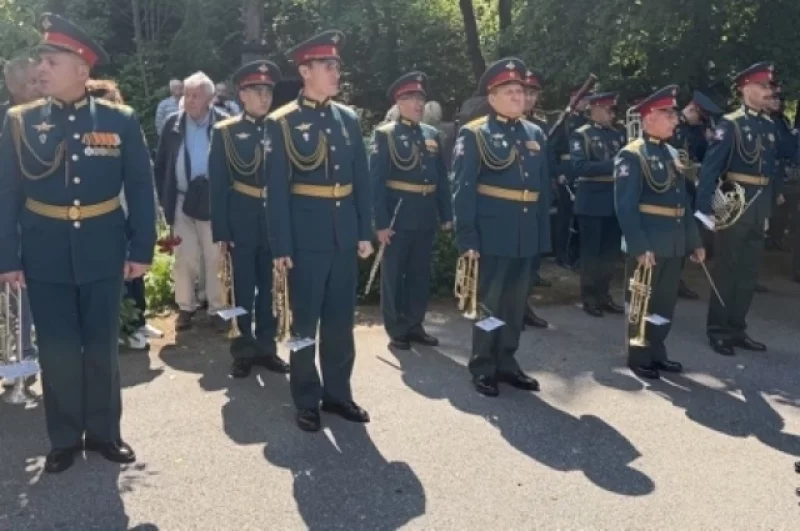 На церемонии играл Оркестр Военно-медицинской академии.