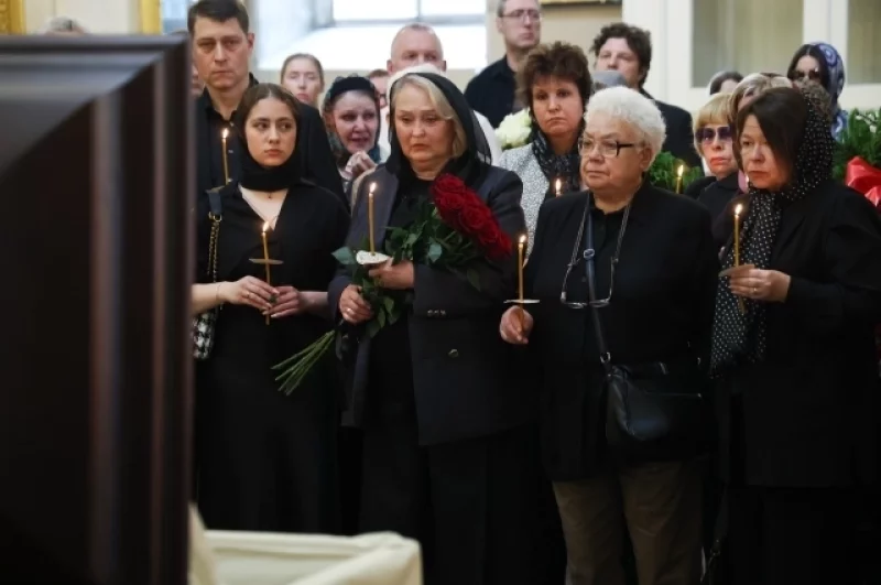 Близкие и друзья провожают в последний путь любимую миллионами артистку.