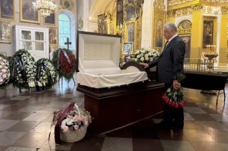 Затем к гробу подошли все желающие.