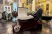 Затем к гробу подошли все желающие.
