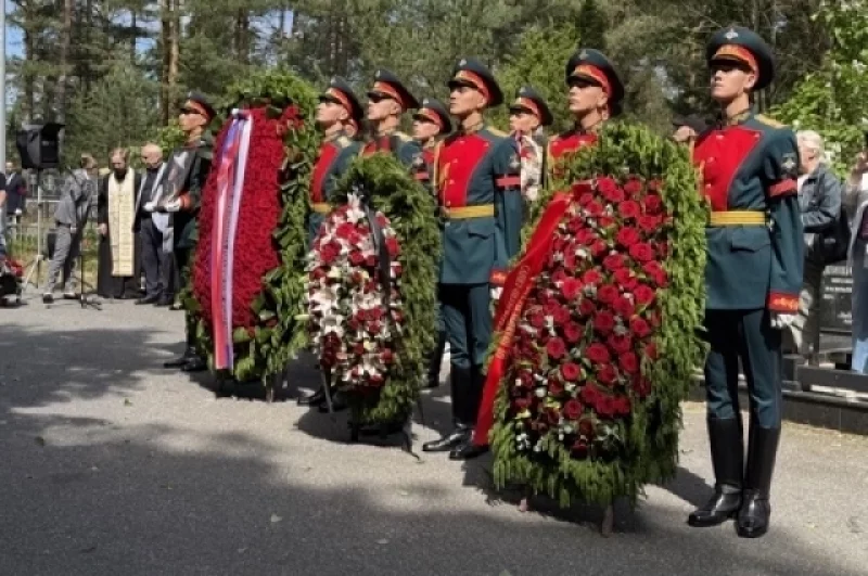 ...и дать последний залп в память о любимой миллионами артистке.