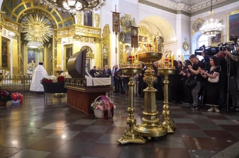 В 11.30 всех прощающихся с актрисой попросили войти в собор.