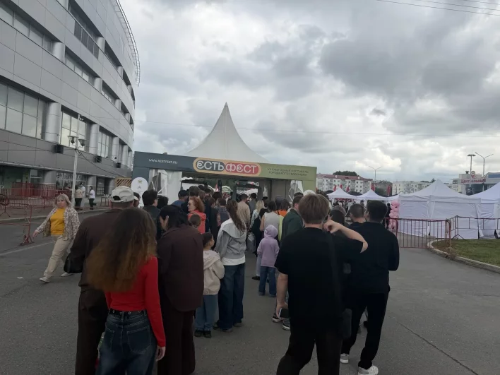 На входе на гастрофестиваль огромные очереди