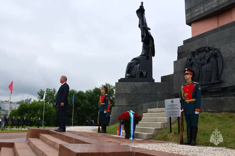 Праздник начался с возложения цветов
