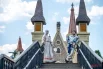 В рамках фестиваля посетителям рассказывают, как развивалась русская литература, музыка и кино. Ведущие мероприятий на площадках одеты в традиционные для той или иной эпохи костюмы.