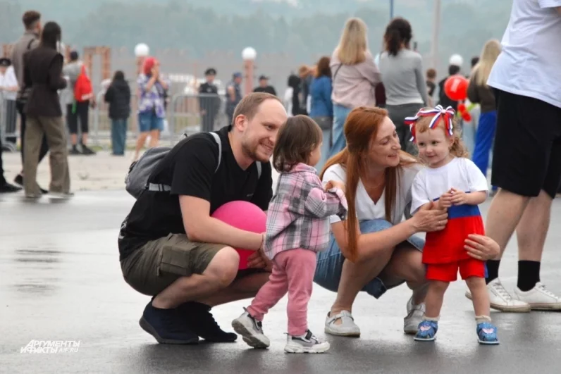 Особенно радовали родители, которые одевали детей в расцветку главного праздника. 