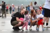 Особенно радовали родители, которые одевали детей в расцветку главного праздника. 