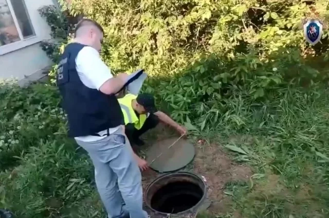 Судя по видео, глубина септика превышает два метра.