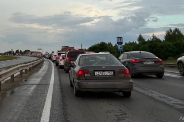Автомобили движутся очень медленно.