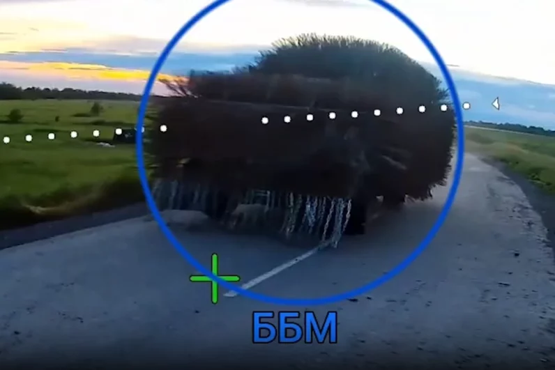 В ходе воздушной разведки в Запорожской области разведывательный расчет БПЛА группировки «Восток» зафиксировал выдвижение штурмовых групп ВСУ на бронетехнике для проведения контратаки.