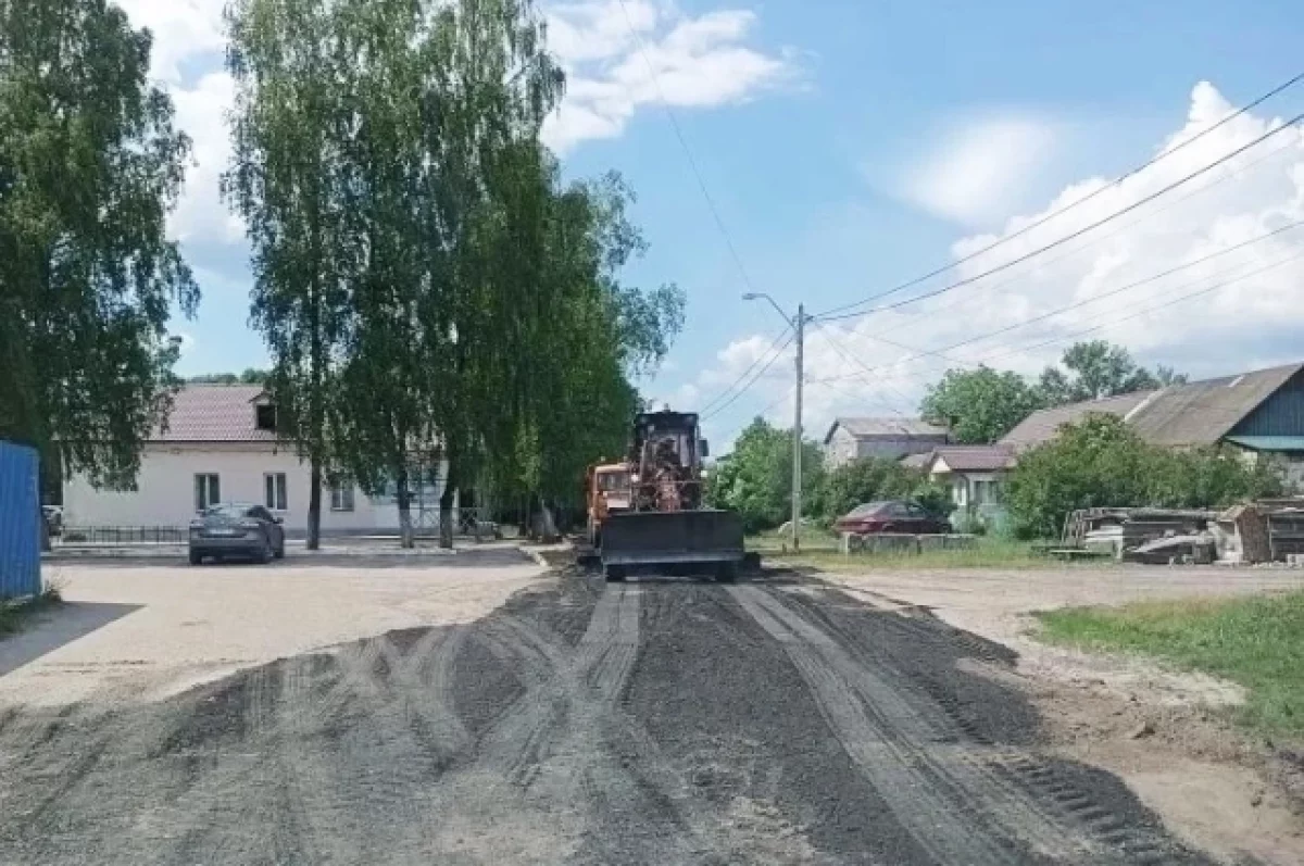 В Брянске дороги третьей категории ремонтируют асфальтобетонной крошкой