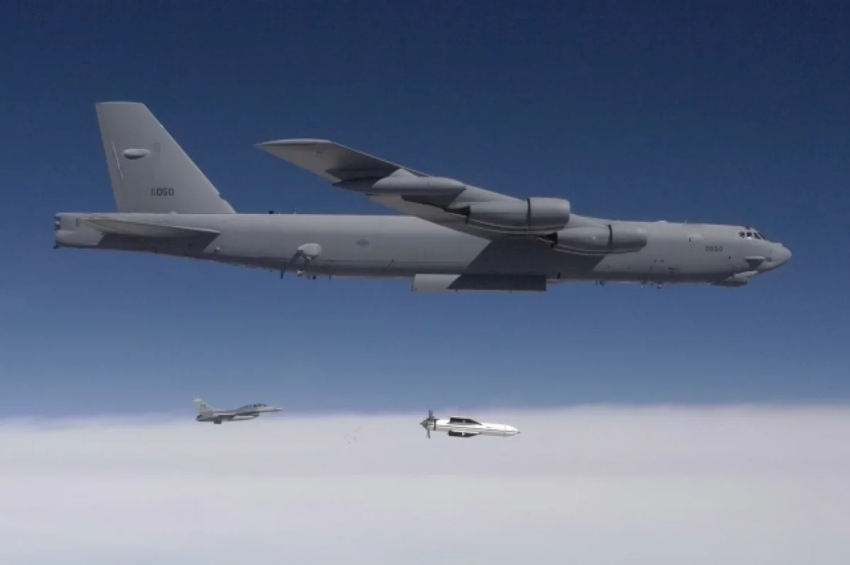 Бомбардировщик B-52 разбился на авиабазе Эдвардс в Калифорнии