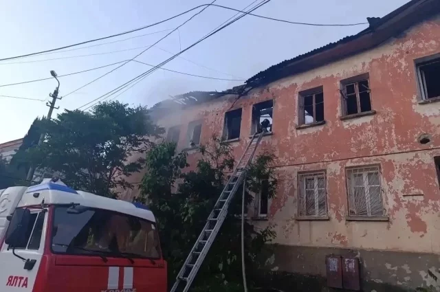 Двухэтажный многоквартирный дом полностью выгорел. 