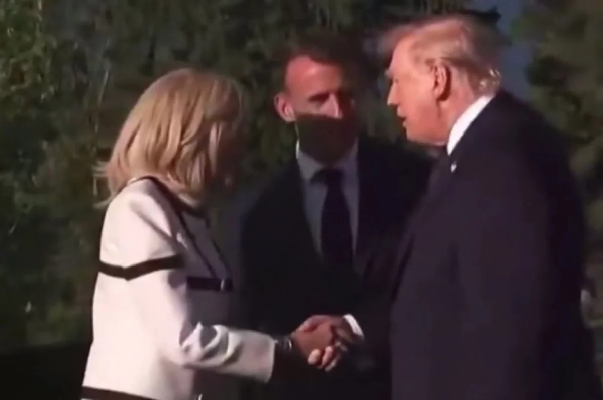 Появились кадры с фирменным рукопожатием Трампа при встрече с женой Макрона