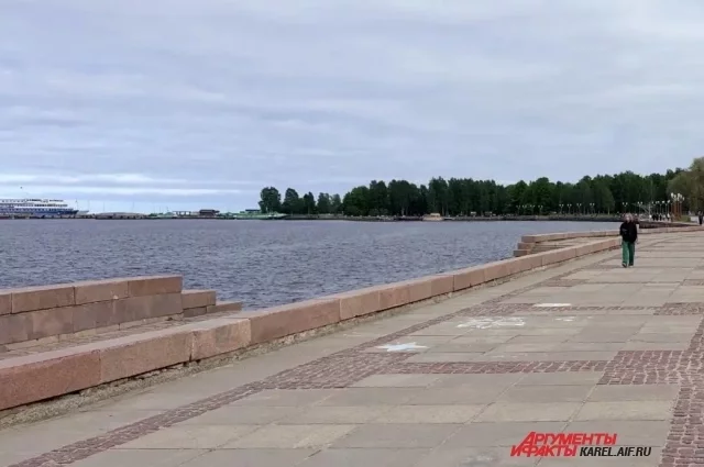 В Петрозаводске буквально у набережной Онежского озера всплыло тело мужчины. 