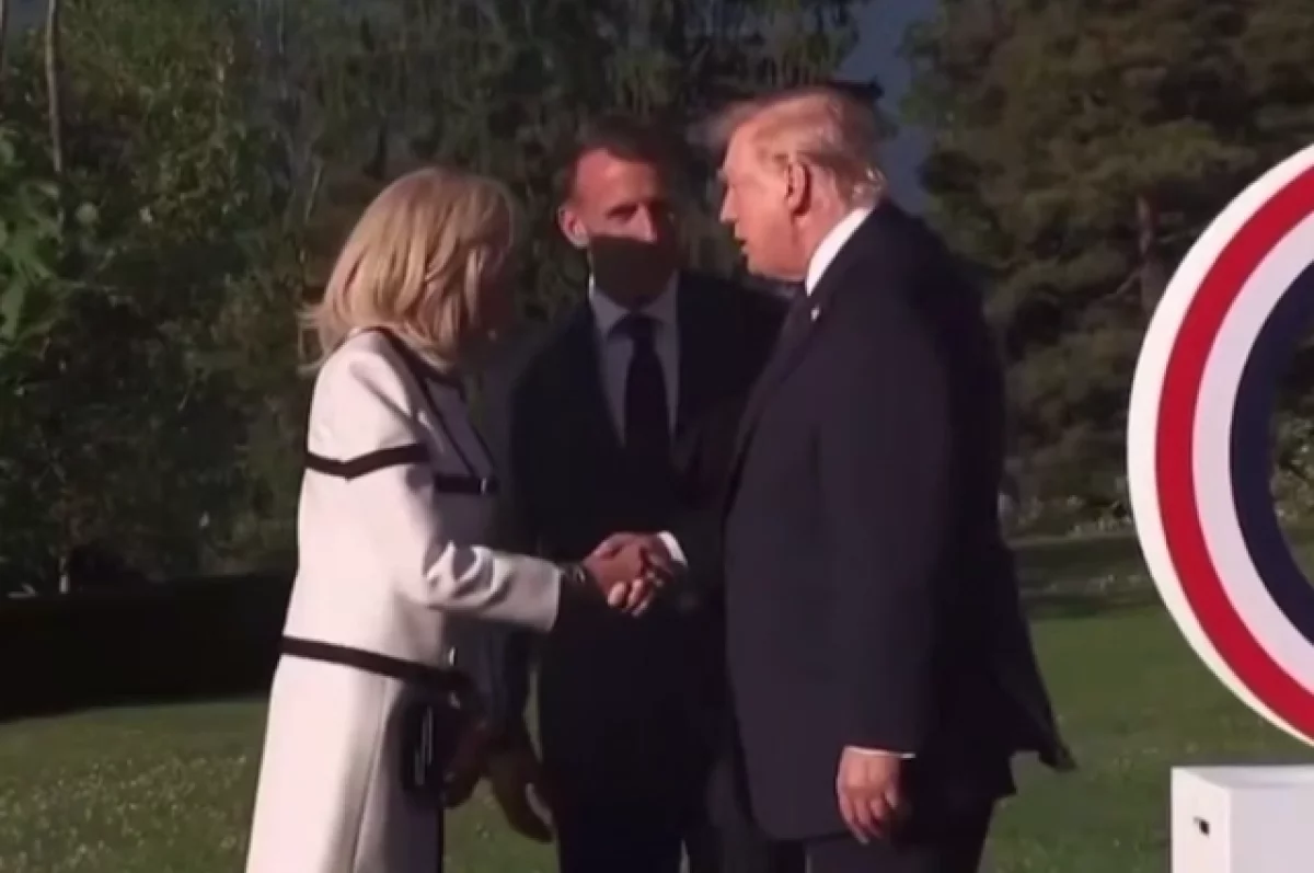 Трамп не отпускал руку Брижит Макрон 13 секунд во время рукопожатия