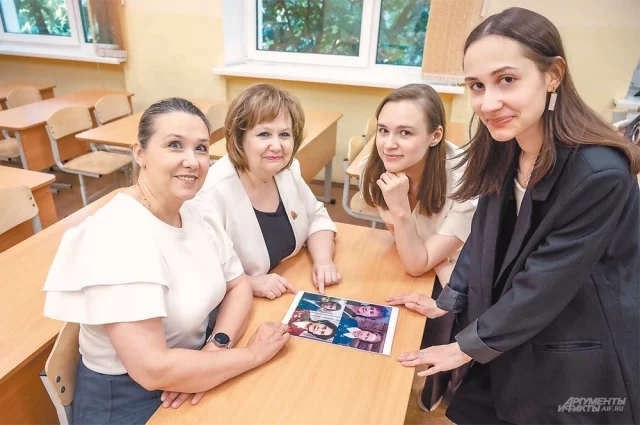 Продолжатели династии учителей (слева направо): Татьяна Гончар, Ирина Лукьянова, Полина Гончар и Мария Лукьянова