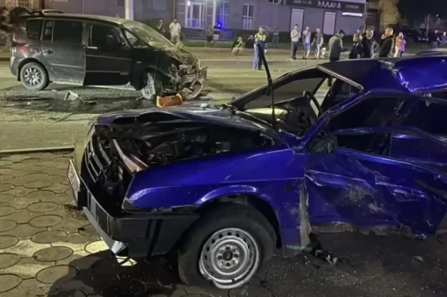 Компания парней на «девятке» едва успела выехать на дорогу.